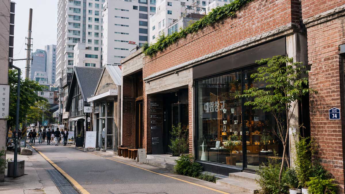 2.Urban-alley-with-modern-storefronts